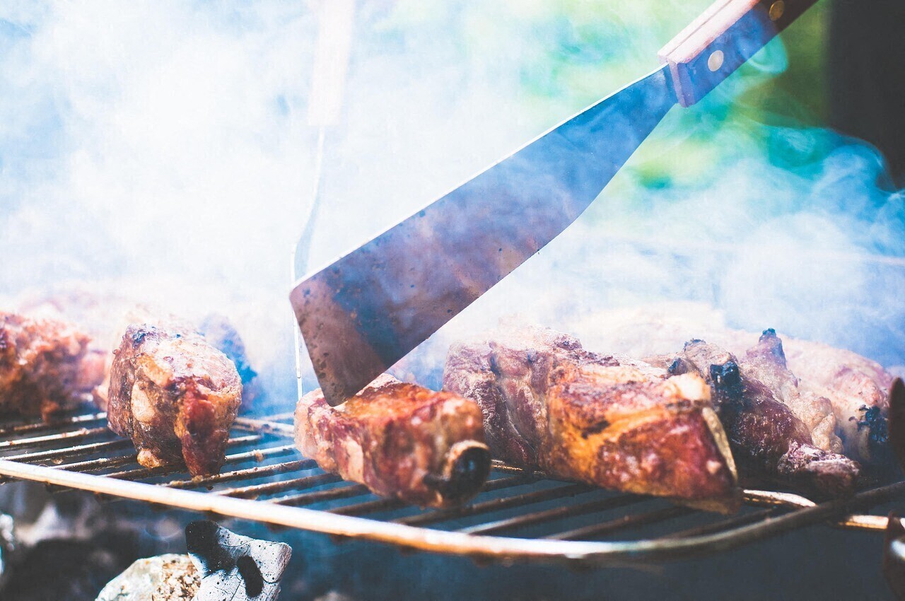Feu de bois, grandes tablées, cocktails... un barbecue nocturne dans le jardin de la Wilderie près de Lille