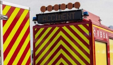 une voiture en travers de l'autoroute coupe deux voies de circulation