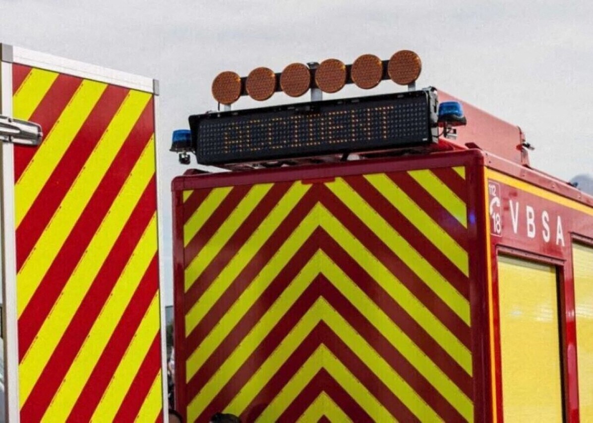 une voiture en travers de l'autoroute coupe deux voies de circulation