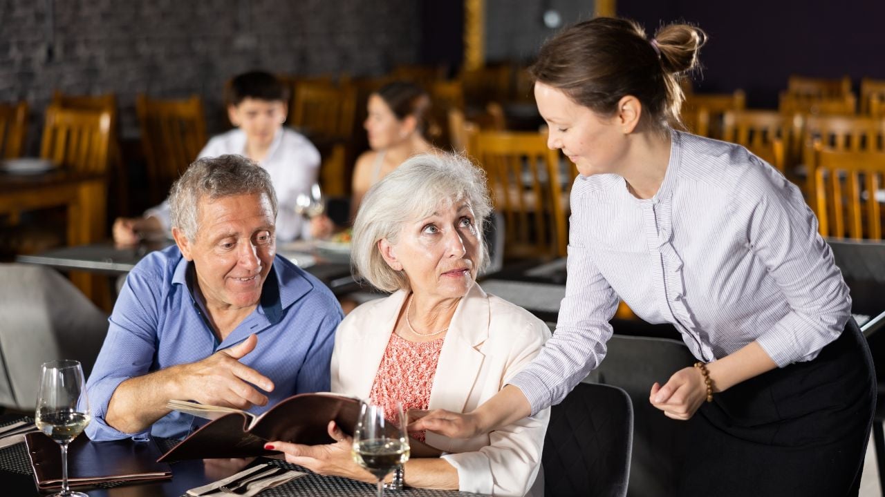 6 habitudes fréquentes au restaurant qui trahissent sans le vouloir votre niveau social, selon une experte