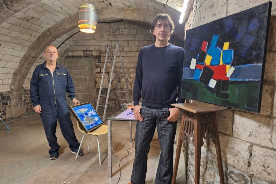 Après trois ans d'existence virtuelle, la Galerie du Pollet compte désormais une boutique à Dieppe (Seine-Maritime). Bertrand Lavalou, passionné de peinture, et Frédéric Vuillaume, amateur de luminaires.