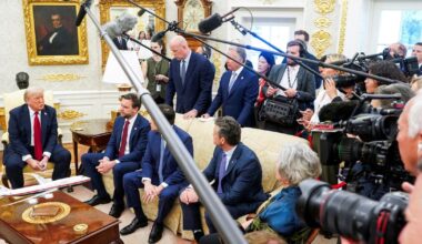 à la Maison Blanche, Donald Trump relègue les portraits d’Obama et des Bush dans l’escalier