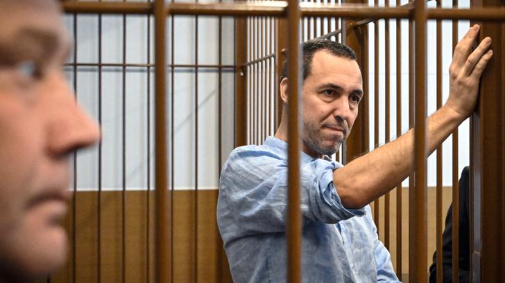 Détenu en Russie, le Français Laurent Vinatier (ici en juillet 2024 dans un tribunal de Moscou) est visé par une nouvelle accusation qui fait craindre le pire.