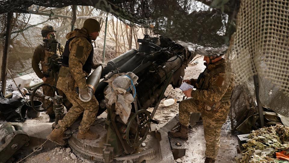 La guerre menée par la Russie contre l'Ukraine – ici, des soldats ukrainiens près de Donetsk – a mis davantage l'accent sur les questions de sécurité<span class="copyright">Roman Chop/AP Photo/dpa/picture alliance</span>