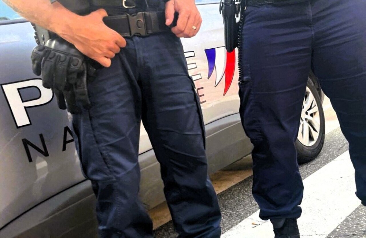 Près de Toulouse. Surpris par des ados en train de voler, il les poursuit dans la rue avec un couteau