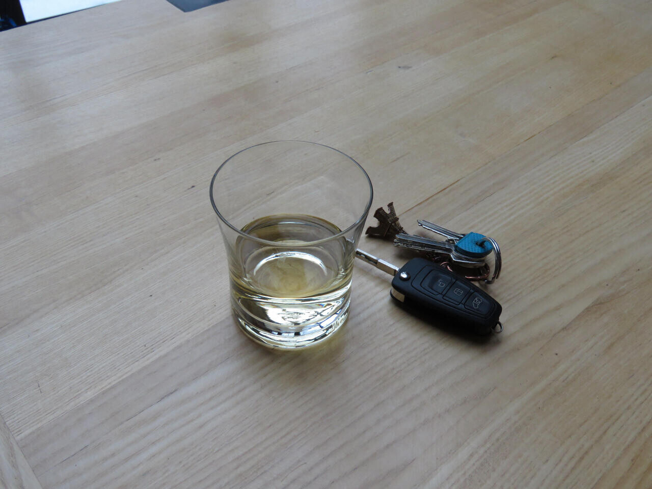 Roubaix. Alcoolisé, il percute une voiture et menace le propriétaire qui veut appeler la police
