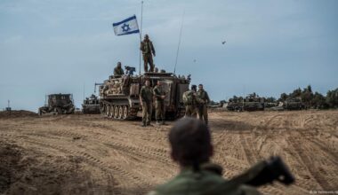 Berlin suspend la livraison de certaines armes à Israël – DW – 11/08/2025