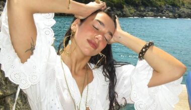 Dua Lipa s'affiche sexy en blanc lors de ses vacances à la mer