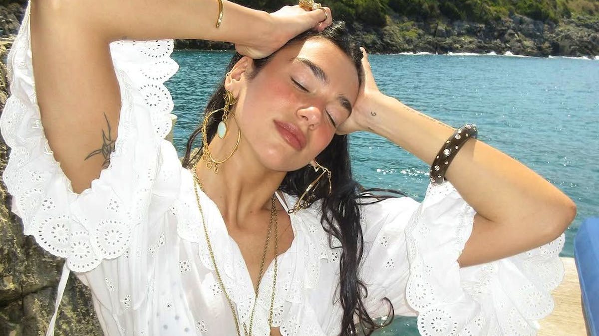 Dua Lipa s'affiche sexy en blanc lors de ses vacances à la mer