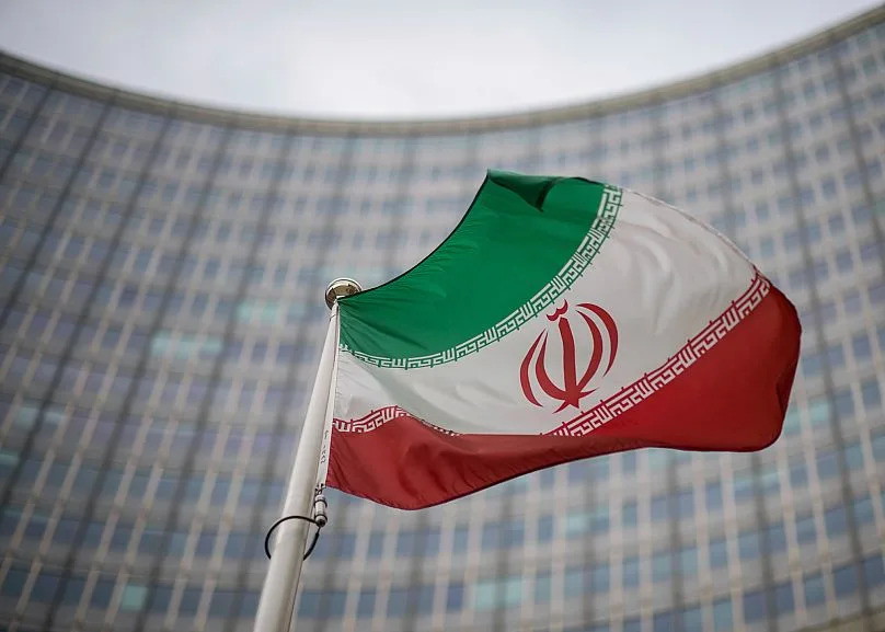 Un drapeau national iranien devant le bâtiment de l'Agence internationale de l'énergie atomique à Vienne, le 17 décembre 2021.