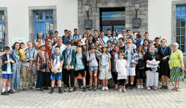 « La première fois qu’ils voyaient l’océan » : 40 scouts ukrainiens, en visite dans le Finistère, ont été reçus en mairie de Landerneau