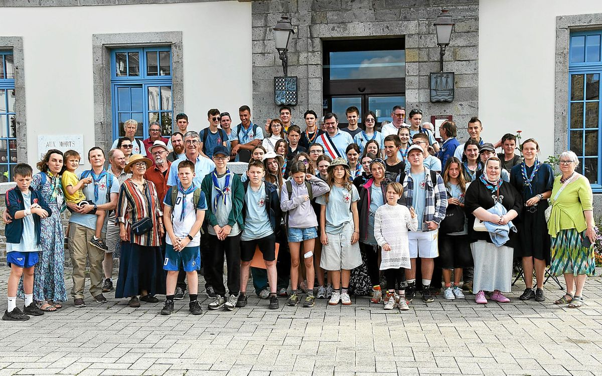 « La première fois qu’ils voyaient l’océan » : 40 scouts ukrainiens, en visite dans le Finistère, ont été reçus en mairie de Landerneau