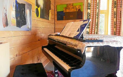 L’auditorium fait office de ciné-club mais aussi de salle de concert privé et, aux murs, sont exposés des peintures dont certaines sont du propriétaire, Jean-Pierre Denain.
