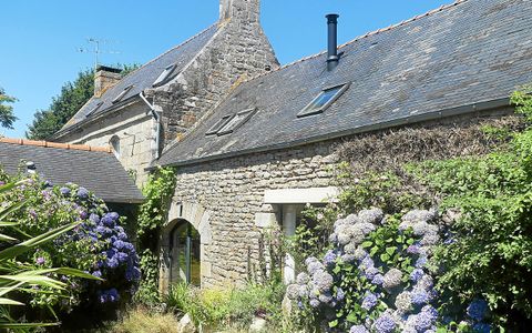 À Pluguffan, Kerbaskiou est un hameau qui propose des rencontres autour de l’art contemporain et du cinéma d’auteur. Le lieu comprend un manoir érigé en 1747, une longère et différents abris.