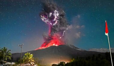 Les images spectaculaires d’un volcan qui entre en éruption en Indonésie