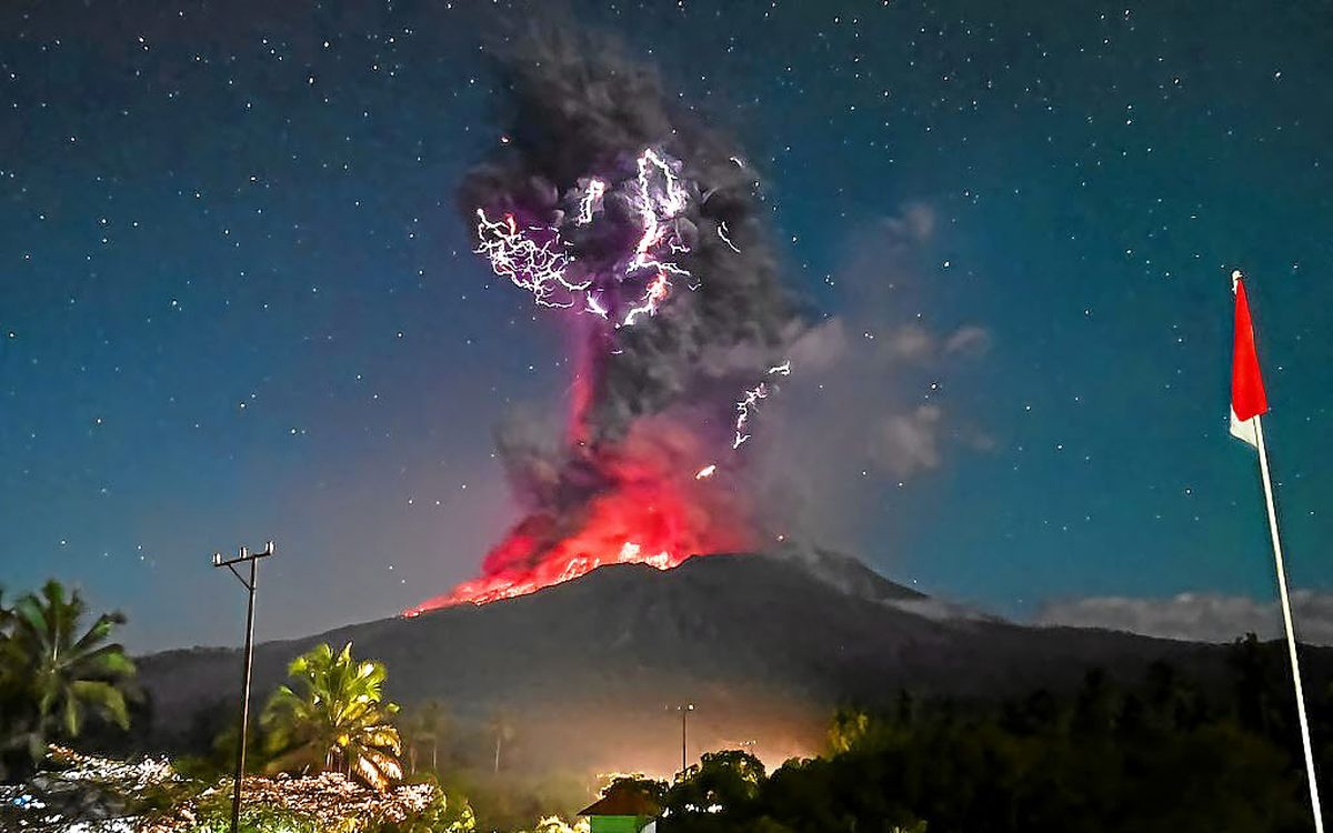 Les images spectaculaires d’un volcan qui entre en éruption en Indonésie