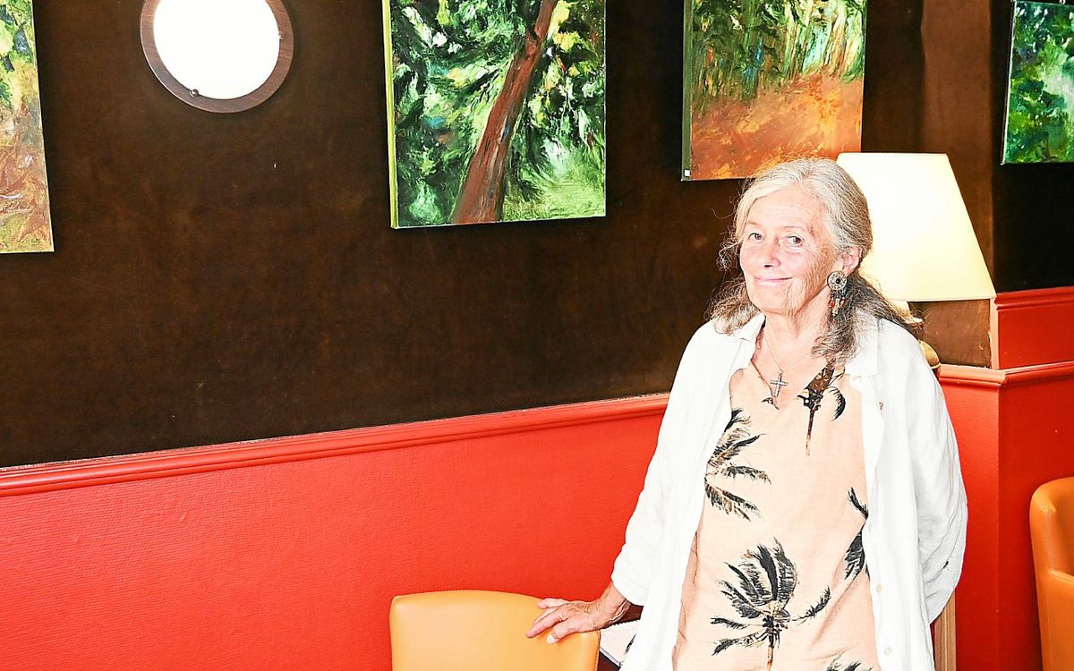« Il faut toujours une petite lumière quelque part » : à Morlaix, Geneviève de Villartay expose ses toiles inspirées de la forêt