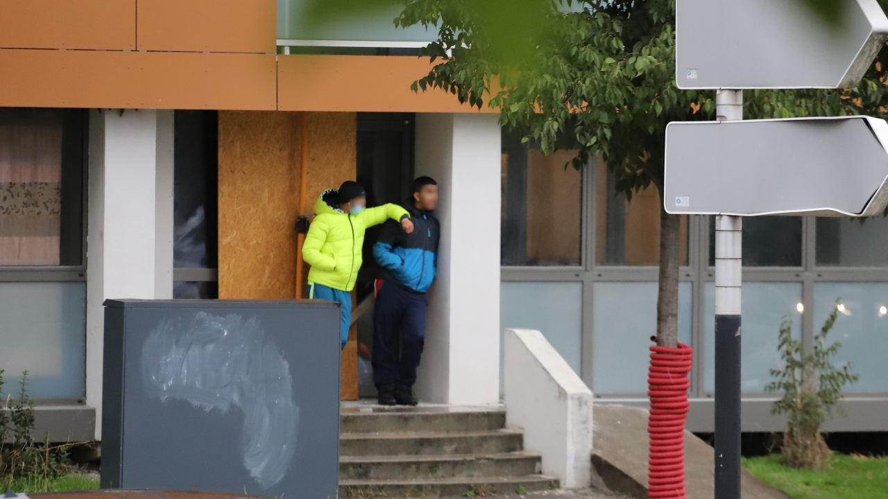la surveillance policière paye, trois dealers interpellés, un gilet pare-balles retrouvé
