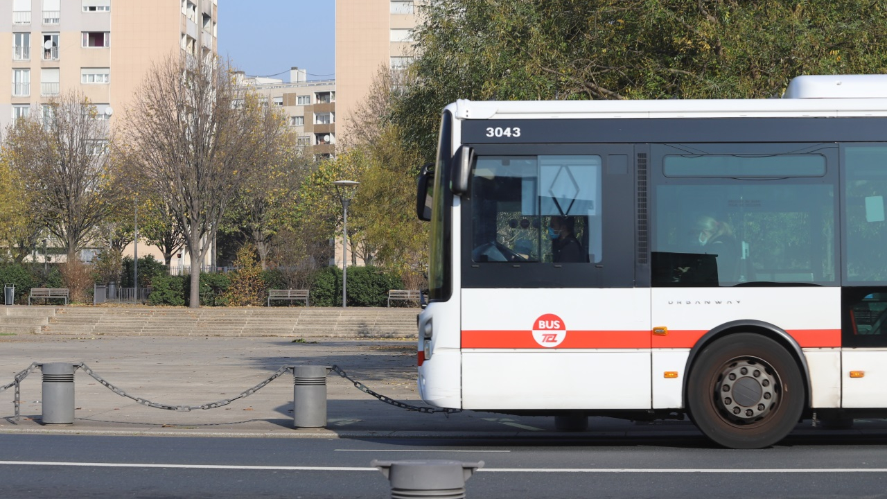 à 3 ans, il échappe à la vigilance de sa mère et monte dans un bus