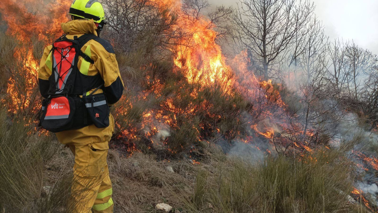 un violent incendie se déclenche dans une ferme, une quarantaine de pompiers mobilisés
