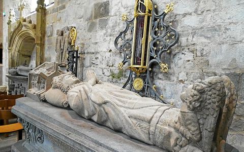 Le gisant, rend hommage à Guillaume Pinchon, évêque de Saint-Brieuc de 1220 à 1234, car il a marqué l’histoire de cette cathédrale.
