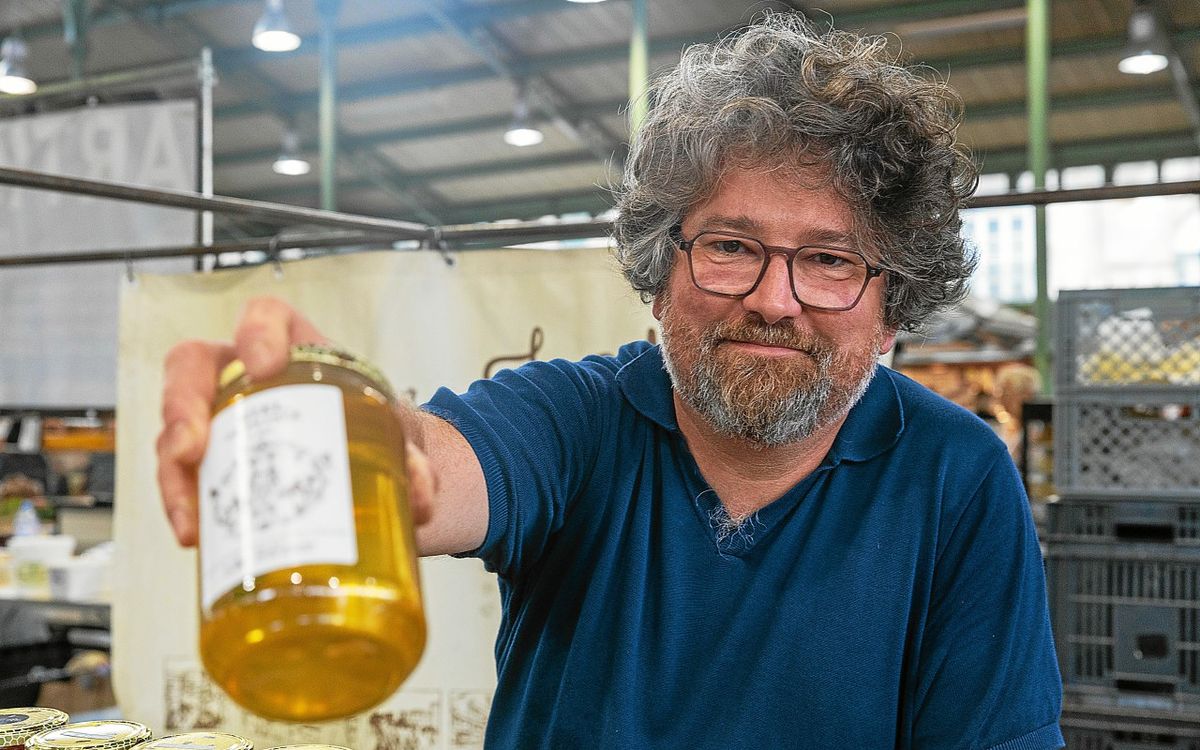 « Je ne renonce pas » : malgré les gros pépins, cet apiculteur du marché des Lices à Rennes tient bon depuis vingt ans