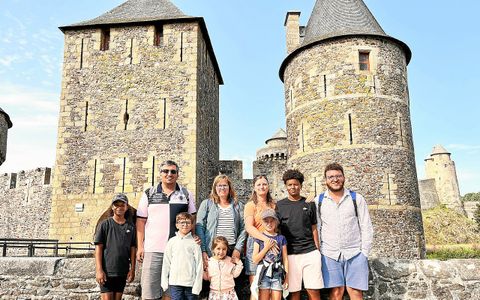 Les touristes viennent d’un peu en France pour visiter le château.