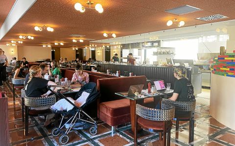 Une grande salle donne sur la cuisine ouverte.