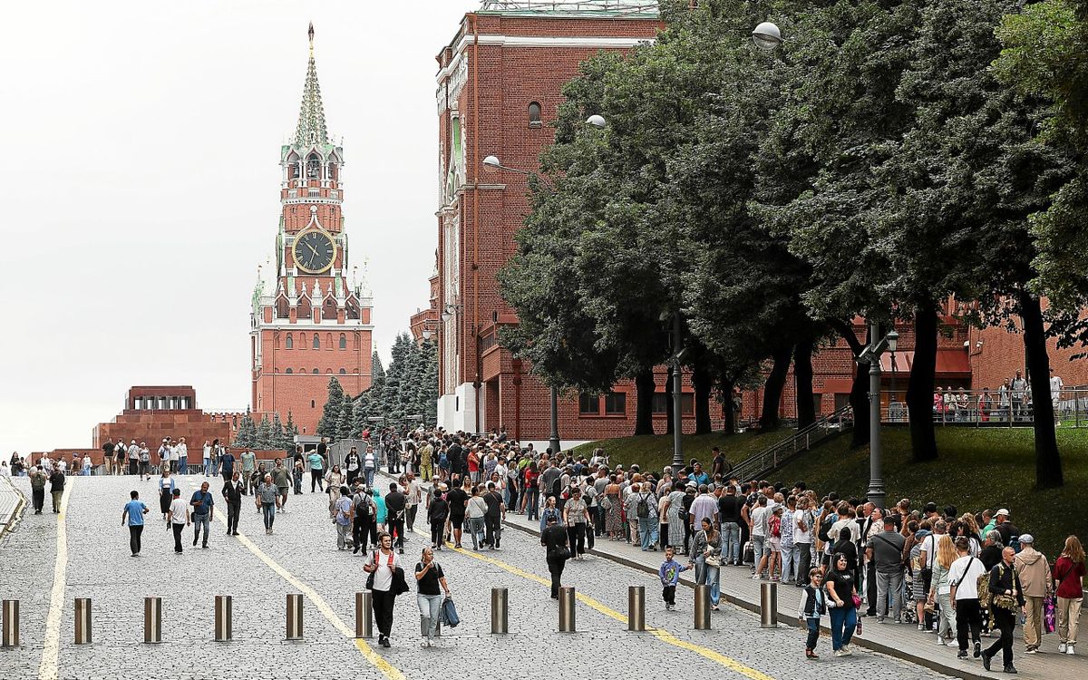 « J’en peux plus d’enterrer mes amis » : le mince espoir des Moscovites d’un cessez-le-feu sous peu