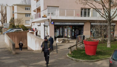 le braqueur menace l'employé d'un tabac-presse avec un marteau