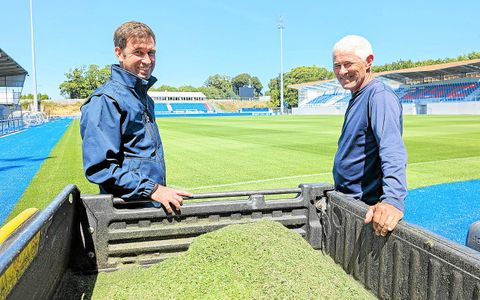 À Concarneau, afin d’assurer la qualité du terrain, la hauteur de tonte est calibrée en fonction des besoins. Les fibres synthétiques ne dépassent pas, elles, les 2 cm, hors sol.