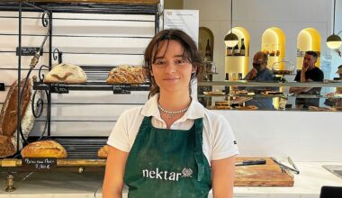 Étudiante à Rennes, Julie réalise sa première saison en tant que vendeuse et serveuse en boulangerie