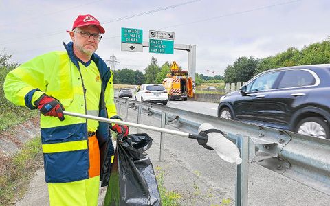Laurent Guilleron travaille, depuis cinq mois, au centre rennais de la Diro. Il collecte des déchets, le 8 août 2025, sur un échangeur de la rocade de Rennes.