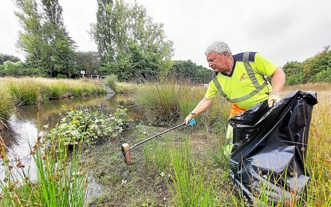 André Guillemer travaille, depuis près de 30 ans, à la Diro. Il ramasse des déchets, le 8 août 2025, dans un bassin de rétention des eaux pluviales de la rocade de Rennes.