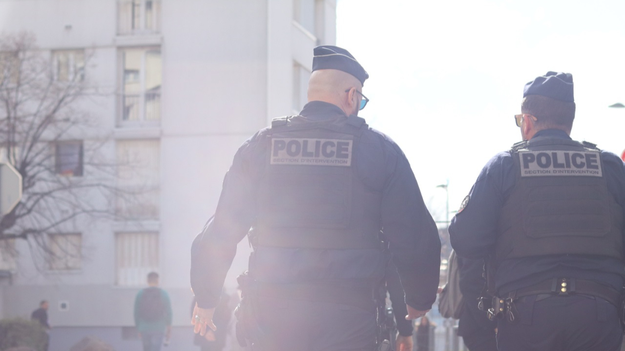 la préfecture et la police montrent les muscles
