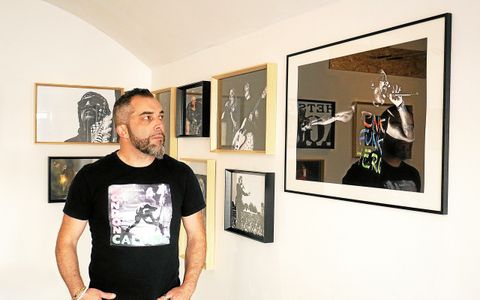 Thomas Kerleroux, alias TKX, passionné de musique et photographe d’artistes, lors de son exposition à L’Urbatypik en juillet 2025.