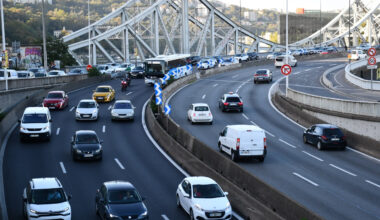 poursuivis par la police, ils s'arrêtent en plein milieu de la M7 pour fuir à pied