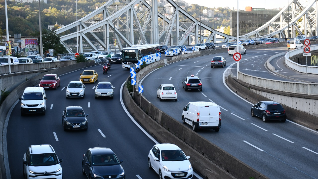 poursuivis par la police, ils s'arrêtent en plein milieu de la M7 pour fuir à pied