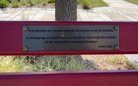 Un banc a été installé en mars dernier sur le parvis de la mairie.