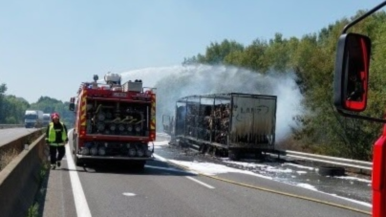 l'A46 bloquée à cause de l'incendie d'un camion transportant du papier