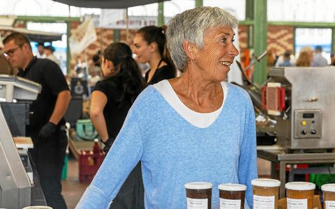 « Je discute avec eux. La vie des gens me plaît », raconte Coralie Roger.