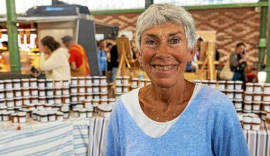« Je ne vends pas que des confitures, je m’intéresse aux gens » : ﻿la simplicité de Coralie enchante le marché des Lices à Rennes depuis 35 ans