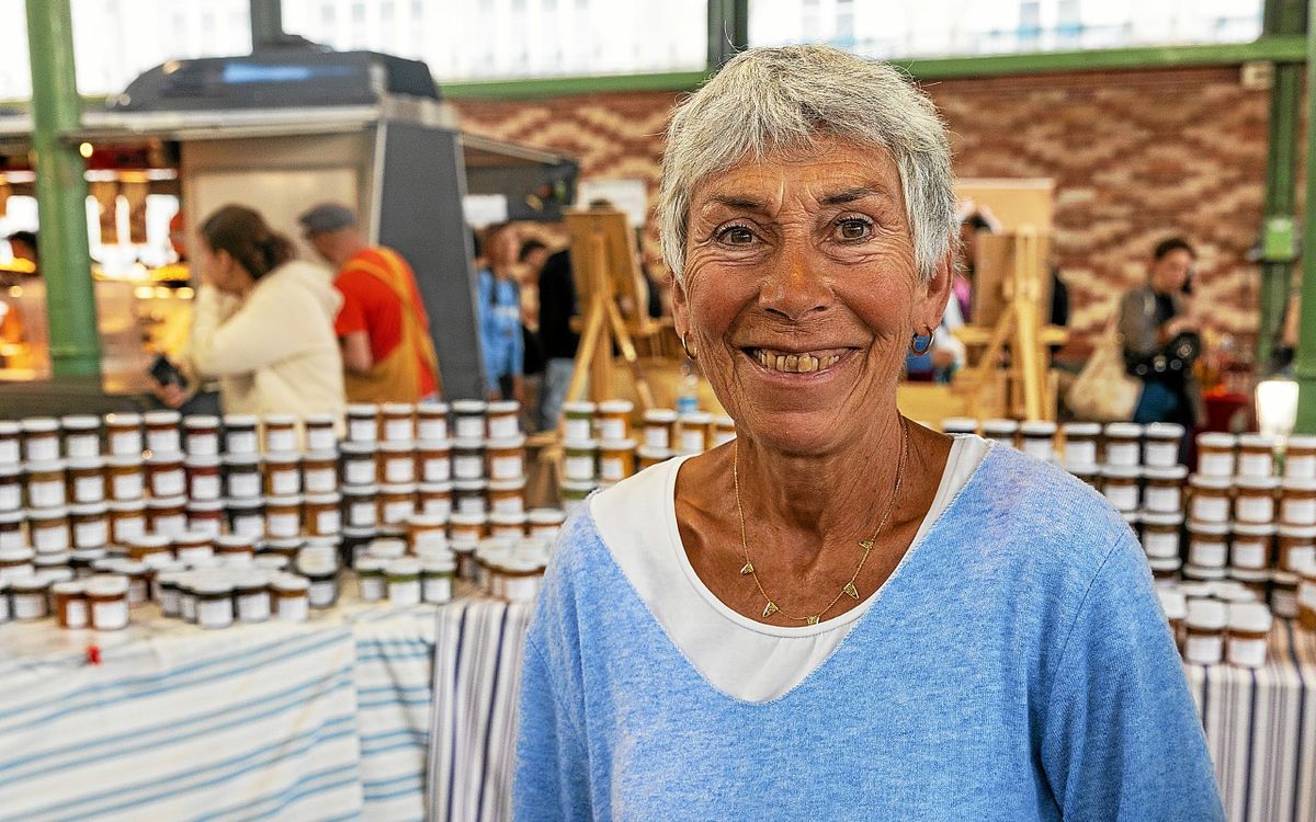 « Je ne vends pas que des confitures, je m’intéresse aux gens » : ﻿la simplicité de Coralie enchante le marché des Lices à Rennes depuis 35 ans