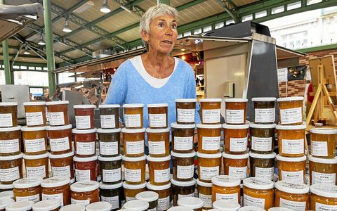 Coralie Roger, derrière son étal où sont exposées des dizaines de pots de confiture.