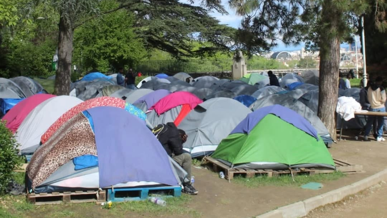 les migrants du jardin des Chartreux à Lyon face à la canicule