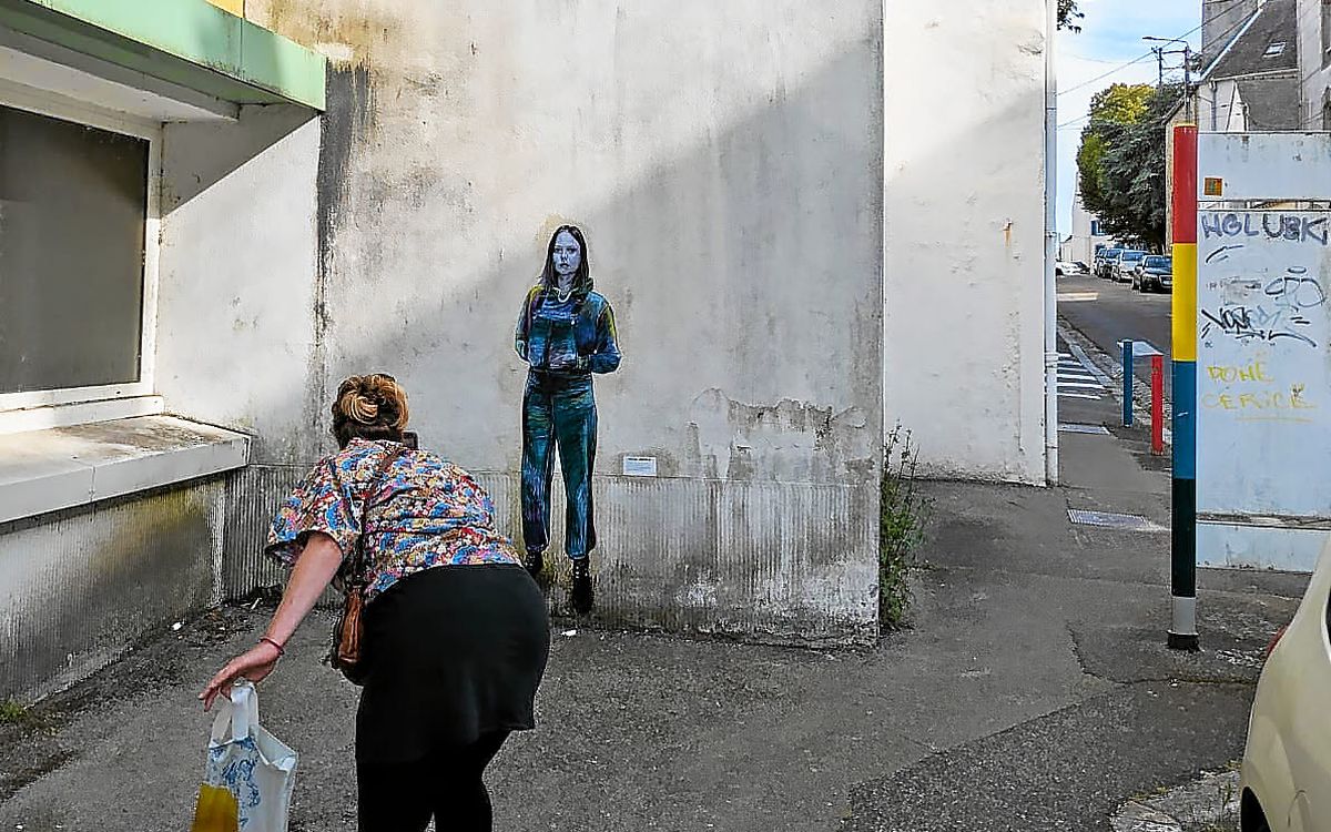 À Vannes, le street-art de la Dame qui colle interroge sur la place des femmes dans l’espace public
