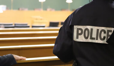 à peine sorti de prison, il met un coup de tesson de bouteille à un homme qui parlait à son amie