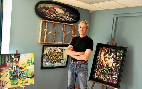 Mimi Labeyrie devant ses deux peintures appelées « Calvaire aquatique 1 » et « Calvaire aquatique 2 », inspirées du tableau « Le radeau de la méduse ».