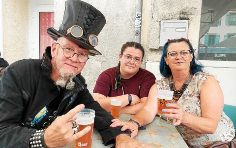 J.-P. et Odile de Saint-Malo sont des fidèles parmi les fidèles du Motoc qu’ils vont faire découvrir à Pauline.