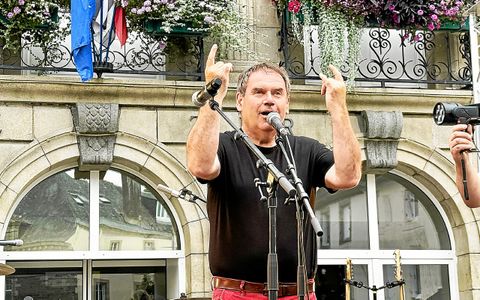 Christian Troadec fait le fameux signe des cornes cher aux metalleux.
